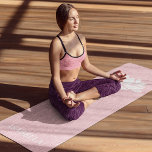 Namaste Lotus Blume Moderne rosa Individuelle Name Yogamatte<br><div class="desc">Namaste Lotus Blume Moderner Pink Individuelle Name Sport Fitness Yoga Mat verfügt über eine weiße Lotus-Blume mit dem Text "namaste" in modernen handgeschriebenen Kalligraphie-Skript auf einem rosa Hintergrund und personalisiert mit Ihrem Namen. Das perfekte Geschenk zum Geburtstag, Weihnachten, Muttertag, Freunde, Yogafreunde, Fitness und Sport. Entworfen von © Evco Studio www.zazzle.com/store/evcostudio...</div>