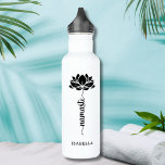 Namaste Lotus Blume Moderner Personalisierter Name Edelstahlflasche<br><div class="desc">Namaste Black Lotus Blume Moderner Personalisierter Name Sport Fitness Yoga Stainless Steel Water Flasche bietet eine schwarze Lotus Blume mit dem Text "namaste" in modernen handgeschriebenen Kalligraphie-Skript und personalisiert mit Ihrem Namen. Das perfekte Geschenk zum Geburtstag,  Weihnachten,  Muttertag,  Freunde,  Yogafreunde,  Fitness und Sport. Entworfen von © Evco Studio www.zazzle.com/store/evcostudio</div>