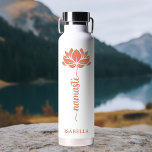 Namaste Lotus Blume Moderner Personalisierter Name Trinkflasche<br><div class="desc">Namaste Lotus Blume Moderner Personalisierter Name Sport Fitness Yoga Stainless Steel Water Flasche bietet eine Lotus Blume mit dem Text "namaste" in modernen handgeschriebenen Kalligraphie-Skript und personalisiert mit Ihrem Namen. Das perfekte Geschenk zum Geburtstag,  Weihnachten,  Muttertag,  Freunde,  Yogafreunde,  Fitness und Sport. Entworfen von © Evco Studio www.zazzle.com/store/evcostudio</div>