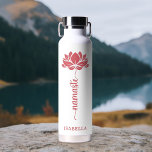 Namaste Lotus Blume Moderner Personalisierter Name Trinkflasche<br><div class="desc">Namaste Lotus Blume Moderner Personalisierter Name Sport Fitness Yoga Stainless Steel Water Flasche bietet eine Lotus Blume mit dem Text "namaste" in modernen handgeschriebenen Kalligraphie-Skript und personalisiert mit Ihrem Namen. Das perfekte Geschenk zum Geburtstag,  Weihnachten,  Muttertag,  Freunde,  Yogafreunde,  Fitness und Sport. Entworfen von © Evco Studio www.zazzle.com/store/evcostudio</div>