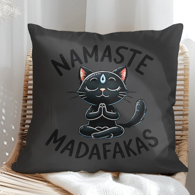 "Namaste Madafakas" Funny Cat Lovers Kissen ("Namaste Madafakas" Funny Cat Lovers Throw Pillow on a sunny boho rattan chair.)