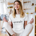 Namaste | Moderne spirituelle Meditation Yoga T-Shirt<br><div class="desc">Einfaches, stilvolles "namaste" Zitat-Kunstdesign in moderner, minimalistisch handgeschriebener Schrift-Typografie. Der Slogan kann leicht mit eigenen Worten personalisiert werden, um ein perfektes Geschenk für einen Yoga-Hasen oder Pilates-Liebhaber zu machen! Namasté bedeutet wörtlich "Grüße an dich". In den Vedas, namaste meist als Begrüßung einer Göttlichkeit. Aber der Nutzen und die Bedeutung haben...</div>