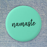 Namaste | Neo Mint Green Modern Yoga Spiritual Button<br><div class="desc">Einfaches, stilvolles "namaste" Zitat-Kunstdesign in modernem, minimalistisch handgeschriebenem Schriftzeichen auf minzgrünem Hintergrund. Der Slogan kann leicht mit eigenen Worten personalisiert werden, um ein perfektes Geschenk für einen Yoga-Hasen oder Pilates-Liebhaber zu machen! Namasté bedeutet wörtlich "Grüße an dich". In den Vedas, namaste meist als Begrüßung einer Göttlichkeit. Aber der Nutzen und...</div>
