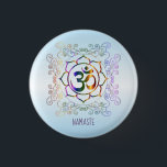 Namaste Om (Om) Lotus Prismatisch Ornamental Button<br><div class="desc">Namaste Om (Om) & Lotus Petals mit Ornamental Personalisiert Button verfügt über eine Kombination aus spirituellen Symbolen mit einem riskanten, regenbogenfarbenen Om- oder Om-Symbol, umgeben von schönen Lotus Blume-Blättern in einem Prisma, Scrollen Zierrahmen in den gleichen weichen Prismabildern, alle vor einem blauen Himmelshintergrund. Es gibt auch einen Platz unten, wo...</div>