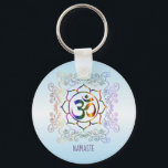 Namaste Om (Om) Lotus Prismatisch Ornamental Schlüsselanhänger<br><div class="desc">Namaste Om (Om) & Lotus Petals mit Personalisiertem Schlüsselanhänger aus Ornamentik verfügen über spirituelle Symbole mit einem riskanten, regenbogenfarbenen Om- oder Om-Symbol, umgeben von schönen Lotus-Blume-Blättern in einem Prisma, die Zierrahmen in den gleichen weichen Prismaböden scrollen, und das alles vor blauem Himmelshintergrund. Es gibt auch einen Platz unten, wo Sie...</div>