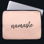 Namaste | Peachy Pink Modern Yoga Meditation Laptopschutzhülle<br><div class="desc">Simple, stylish "namaste" quote art design in modern minimalist handwritten script typography on a pastel peachy pink background. The slogan can easily be personalized with your own words for a perfect gift for a yoga bunny or pilates lover! Namasté literally means "greetings to you." In the Vedas, namaste mostly occurs...</div>