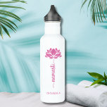 Namaste Pink Lotus Blume Moderner Personalisierter Edelstahlflasche<br><div class="desc">Namaste Pink Lotus Blume Moderner Personalisierter Name Sport Fitness Yoga Stainless Steel Water Flasche bietet eine rosa Lotus Blume mit dem Text "namaste" in modernen handgeschriebenen Kalligraphie-Skript und personalisiert mit Ihrem Namen. Das perfekte Geschenk zum Geburtstag,  Weihnachten,  Muttertag,  Freunde,  Yogafreunde,  Fitness und Sport. Entworfen von © Evco Studio www.zazzle.com/store/evcostudio</div>