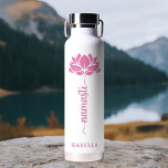 Namaste Pink Lotus Blume Moderner Personalisierter Trinkflasche<br><div class="desc">Namaste Pink Lotus Blume Moderner Personalisierter Name Sport Fitness Yoga Stainless Steel Water Flasche bietet eine rosa Lotus Blume mit dem Text "namaste" in modernen handgeschriebenen Kalligraphie-Skript und personalisiert mit Ihrem Namen. Das perfekte Geschenk zum Geburtstag,  Weihnachten,  Muttertag,  Freunde,  Yogafreunde,  Fitness und Sport. Entworfen von © Evco Studio www.zazzle.com/store/evcostudio</div>