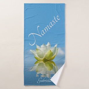 Namaste! Reflektieren der Lotus-Blume mit Sky Blue Badehandtuch