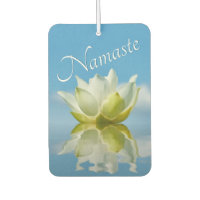 Namaste reflektiert die White Lotus Blume auf Sky