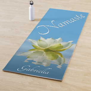 Namaste Reflektion der weißen Lotus-Blume mit/ Nam Yogamatte