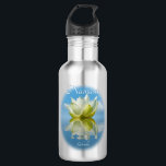 Namaste Reflektion Lotus Blume & Name Yoga Klein Edelstahlflasche<br><div class="desc">Diese hübsche Wasserflasche wurde speziell für Yogafreunde konzipiert. Es zeichnet sich durch ein ruhiges Design aus, mit einer weißen und gelben Lotus-Blume, die in Wasser mit Wellen und Wellen reflektiert, und einem hellblau oder azurfarbenen Hintergrund. Die Beschriftung lautet "Namaste" mit einem Leerzeichen für Ihren Namen. Ideal für Yoga-Kurse, den Fitnessraum...</div>