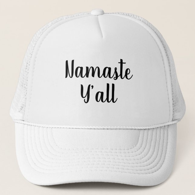 Namaste Y’all Yoga Typografie Truckerkappe (Vorderseite)