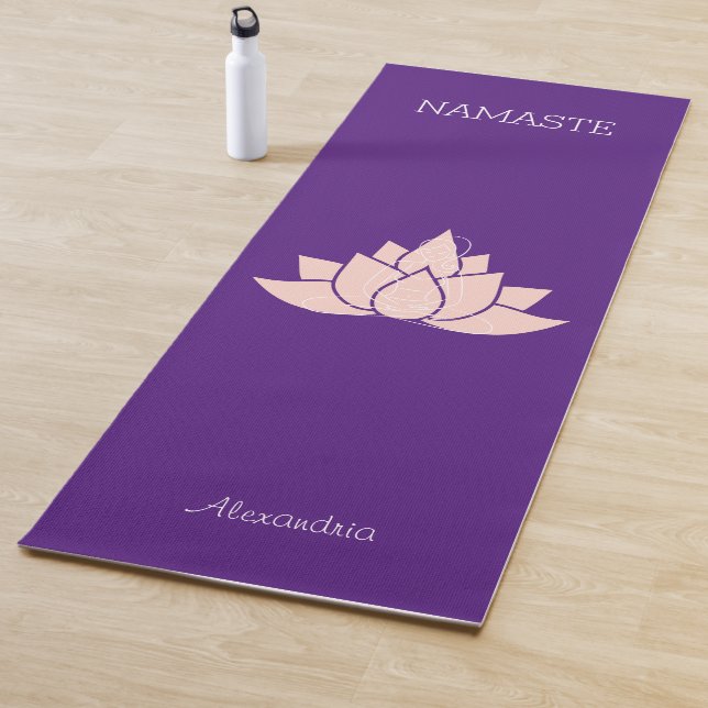 Namaste Yoga-Frau mit Lila rosa Graph Yogamatte (Beispiel)