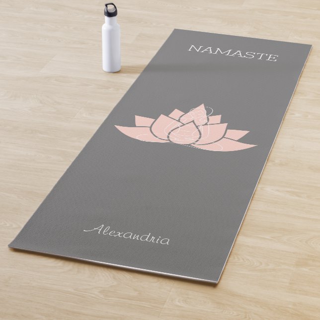 Namaste Yoga-Frau zeigt Grau Yogamatte (Beispiel)