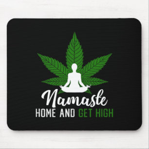 Namaste Zuhause und hohen steinigen Yoga bekommen Mousepad