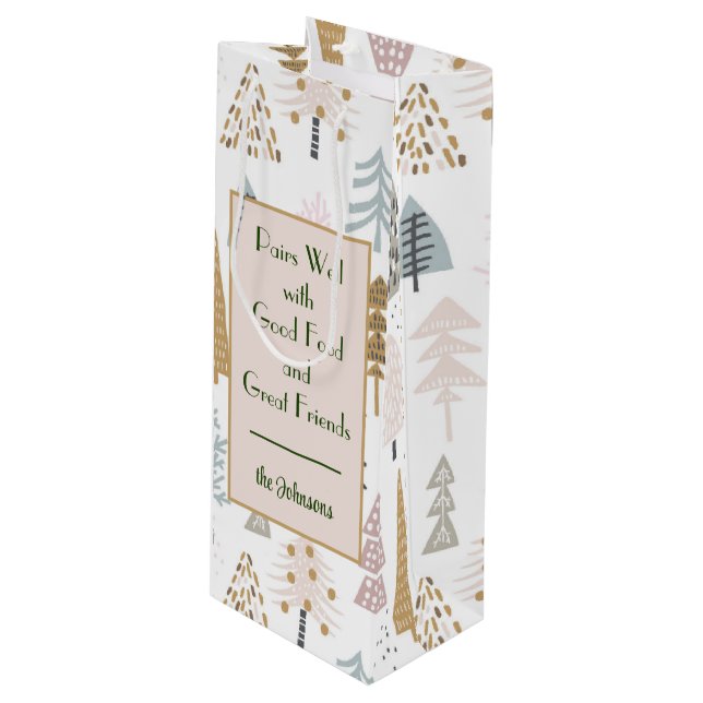 Name-Angebot | Whimsical Winter Tree Muster Geschenktüte Für Weinflaschen (Vorderseite Schrägansicht)