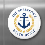 Name Beach House Anchor Gold Laurel Star Magnet<br><div class="desc">Ein stilvoller nautischer Rundmagnet mit Ihrem personalisierten Familiennamen und Strandhaus,  Seehaus oder einem anderen Wunschtext mit festem Datum. Ein speziell entworfener Bootanker mit goldfarbenen Lorbeertönen und einem weißen Stern oder passen die Basisfarbe leicht an Ihre aktuelle Dekoration oder Ihr aktuelles Thema an.</div>