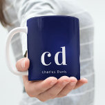 Name der dunkelblauen Monogramm-Initialen Kaffeetasse<br><div class="desc">Ein marineblauer Hintergrund. Die blaue Farbe ist ungleichmäßig. Personalisieren und fügen Sie einen Namen und Monogramm-Initialen (x3) hinzu. Der Name ist in Weiß mit modernen Blockbuchstaben geschrieben.</div>