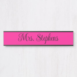 Name der kalligraphischen Schrift in heiß rosa und Türschild