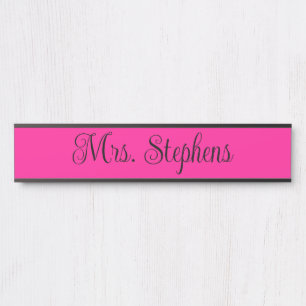 Name der kalligraphischen Schrift in heiß rosa und Türschild