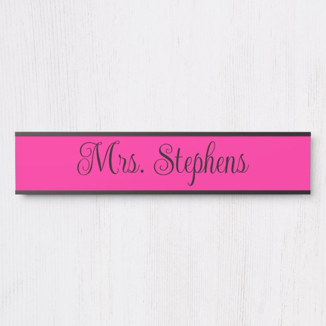 Name der kalligraphischen Schrift in heiß rosa und Türschild (Vorderseite )