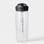 Name der kurzen Curly Swash-Signatur Trinkflasche<br><div class="desc">Erstellen Sie Ihre eigene personalisierte oder monogrammatikalische Klarwasserflasche. Passen Sie die niedliche kleine, kurze, lockige, handgeschriebene Kalligraphie-Schriftart Farbe und Größe je nach Bedarf an. Fügen Sie eine Hintergrundfarbe hinzu oder ändern Sie den Text und lassen Sie die Schattenfarben zu Ihrem Favoriten. Sie können den Namen drehen, wenn Sie den Namen...</div>