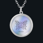 Name der lila blauen Holografie-Schmetterlingsmono Versilberte Kette<br><div class="desc">Ein eleganter schwarzer Schmetterling auf einem lila,  blauen Holografen. Ihr Name ist unten in einem spielerischen Schriftart geschrieben.</div>