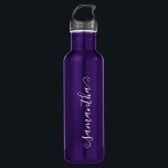 Name der lila und weißen Kurzen geschwungenen Flüs Edelstahlflasche<br><div class="desc">Erstellen Sie Ihre eigene personalisierte oder monogrammatische lila Wasserflasche. Passen Sie die niedliche kleine, kurze, lockige, handgeschriebene Kalligraphie-Schriftart Farbe und Größe je nach Bedarf an. Fügen Sie eine Hintergrundfarbe hinzu oder ändern Sie den Text und lassen Sie die Schattenfarben zu Ihrem Favoriten. Drehen Sie den Text, wenn Sie den Namen...</div>