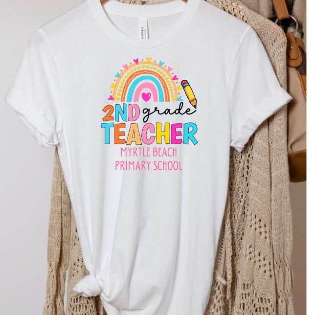 Name der modernen Rainbow-Lehrerschule T-Shirt (Von Creator hochgeladen)