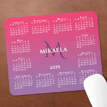 Name der Monografie 2025 rosa Lila Farbe Mousepad<br><div class="desc">Chic 2025 Kalender-Maus-Pad verfügt über einen eleganten individuelle Name und Monogramm über dem Jahr in der Mitte,  umgeben von einem weißen Kalender auf einem dunkelrosa bis leicht lila Farbverlauf. Fügen Sie Ihren Namen und Initial in der Sidebar hinzu. Macht ein großartiges Geschenk! Copyright ©Claire E. Skinner. Alle Rechte vorbehalten.</div>