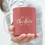 Name der Monogramm-Initialen der Dusty-Rose Kaffeetasse<br><div class="desc">Ein rötlich-rosa,  staubiger Hintergrund in Rose. Personalisieren und fügen Sie Ihre Vornamen und Monogramm-Initialen hinzu.</div>