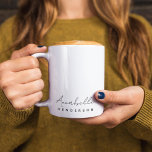 Name der Monogramm | Modernes Minimalistisch Stilv Kaffeetasse<br><div class="desc">Ein einfaches,  benutzerdefiniertes Monogramm-Design mit einer modernen,  minimalistisch handgeschriebenen Skripttypografie gepaart mit einer Blocktypografie in schwarz auf weißem Hintergrund. Der Name des Monogramms kann leicht personalisiert sein,  um ein Design so einzigartig wie Sie sind zu machen! Das perfekt persönliche Geschenk oder Accessoire für jeden Anlass!</div>