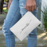 Name der Multifunktionsleiste Zubehörtasche<br><div class="desc">Erstellen Sie Ihre eigene personalisierte oder monogrammatikalische Drucktasche und nähen Sie die Schminktasche für Ihre Brautmädchen. Passen Sie die Farbe oder Größe des modernen, einfachen Bandes an, um den Stil und die Größe der handgeschriebenen Kalligraphie-Schrift nach Bedarf zu ändern. Ändern Sie die Hintergrundfarbe oder Textfarben, um Ihre Hochzeitspalette zu ergänzen....</div>
