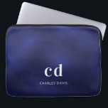 Name der Navy-White-Monogram-Initys Laptopschutzhülle<br><div class="desc">Ein marineblau blauer Hintergrund,  die blaue Farbe ist ungleichmäßig. Personalisieren und fügen Sie Ihre Monogramm-Initialen und vollständigen Namen. Modern,  trendig und einfach. Für ihn und sie.</div>
