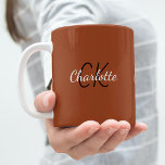 Name der orangefarbenen Monogramm-Initialen Kaffeetasse<br><div class="desc">Ein verbrannter,  orangefarbener,  staubiger erdfarbener Hintergrund. Personalisieren und fügen Sie Ihre Vornamen und Monogramm-Initialen (x3) hinzu</div>