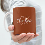 Name der orangefarbenen Monogramm-Initialen Kaffeetasse<br><div class="desc">Ein verbrannter,  orangefarbener,  staubiger erdfarbener Hintergrund. Personalisieren und fügen Sie Ihre Vornamen und Monogramm-Initialen hinzu.</div>