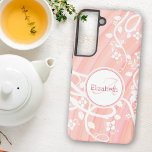 Name der personalisierten Girl Monogramm Rosa Weiß Samsung Galaxy Hülle<br><div class="desc">Dieses Design besticht durch weiße Blumen- und Weinkunst über sanften rosa und pfirsichfarbenen Hintergrund. Personalisieren Sie die Textfelder mit einem Vor- oder Nachnamen und dem Initialen,  entfernen Sie den Text oder bearbeiten Sie ihn mit dem Entwurfstool,  um einen Schriftart auszuwählen,  den Sie bevorzugen.</div>