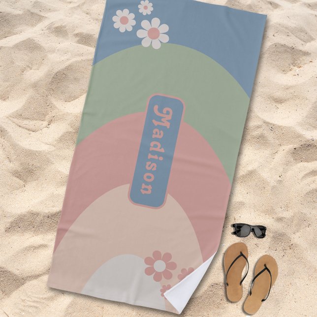 Name der Retro-Pastelle Strandtuch (Retro daisy arch pastel groovy typography custom name beach towel)