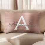 Name der rosa Rose Gold-Edelstahl-Monogramm Lendenkissen<br><div class="desc">Rosa Rosa - Rose Gold Foil gebürstetes Metal Monogramm Name und Anfangskissen. Das mit Monogramm Kissen ist das perfekte Brautparty, Junggeselinnen-Abschied, Babydusche, Hochzeit oder Süß 16, 18, 21, 30, 40, 50 oder 60. Geburtstag Geschenk für jemanden, der sein Zimmer in elegantem und modernem Rose Gold dekoriert.</div>