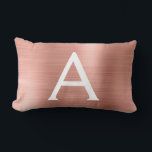 Name der rosa Rose Gold-Edelstahl-Monogramm Lendenkissen<br><div class="desc">Rosa Rosa - Rose Gold Foil gebürstetes Metal Monogramm Name und Anfangskissen. Das mit Monogramm Kissen ist das perfekte Brautparty,  Junggeselinnen-Abschied,  Babydusche,  Hochzeit oder Süß 16,  18,  21,  30,  40,  50 oder 60. Geburtstag Geschenk für jemanden,  der sein Zimmer in elegantem und modernem Rose Gold dekoriert.</div>