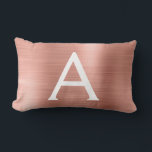 Name der rosa Rose Gold-Edelstahl-Monogramm Lendenkissen<br><div class="desc">Rosa Rosa - Rose Gold Foil gebürstetes Metal Monogramm Name und Anfangskissen. Das mit Monogramm Kissen ist das perfekte Brautparty,  Junggeselinnen-Abschied,  Babydusche,  Hochzeit oder Süß 16,  18,  21,  30,  40,  50 oder 60. Geburtstag Geschenk für jemanden,  der sein Zimmer in elegantem und modernem Rose Gold dekoriert.</div>