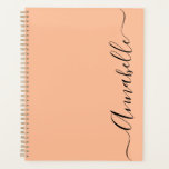 Name der Schriftzeichen Peach Planer<br><div class="desc">Moderner pfirsichpersonalisierter Planer. Verwenden Sie die Option Personalisieren,  um einen eigenen Namen oder Text zwischen den beiden Quadraten hinzuzufügen (wenn Sie die Wirbel an beiden Enden behalten haben möchten). Bitte kontaktieren Sie mich direkt,  wenn Sie weitere Hilfe bei der Anpassung benötigen.</div>