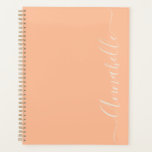 Name der Schriftzeichen Peach Planer<br><div class="desc">Moderner pfirsichpersonalisierter Planer. Verwenden Sie die Option Personalisieren,  um einen eigenen Namen oder Text zwischen den beiden Quadraten hinzuzufügen (wenn Sie die Wirbel an beiden Enden behalten haben möchten). Bitte kontaktieren Sie mich direkt,  wenn Sie weitere Hilfe bei der Anpassung benötigen.</div>