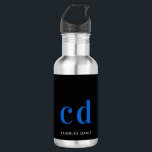 Name der schwarzblauen Monografie modern Edelstahlflasche<br><div class="desc">Ein klassischer schwarzer Hintergrund. Blauer und weißer Text. Personalisieren Sie Ihre Monogramm-Initialen und Ihren Namen und fügen Sie sie hinzu. Für ihn und sie.</div>
