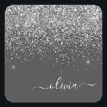 Name der Silver Gray Girly Glitzer Sparkle Monogra Quadratischer Aufkleber<br><div class="desc">Silber und Grau (grau),  glatter Glitzer,  Markierungen für die Aufkleber für das Papieretikett mit dem Markierungszeichen für das Party aus gebürstetem Metall. Das macht den perfekten 16 Geburtstag,  Hochzeit,  Brautparty,  Jubiläum,  Babydusche oder Junggeselinnen-Abschied Geschenk für jemanden,  der Lieben glamourösen Luxus und schicke Stile.</div>