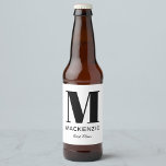 Name der Trauzeuge Monogramm Bierflaschenetikett<br><div class="desc">Moderne Typografie minimalistisches Monogramm Namensdesign,  das auf Personalisierung umgestellt werden kann. Ideal,  um Ihrem Trauzeuge oder Trauzeuge für all ihre Hilfe und Unterstützung zu danken,  um Ihre Hochzeit phantastisch zu machen.</div>