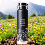 Name der Wildblume Garden Monogram Trinkflasche<br><div class="desc">Genießen Sie Ihren Durst mit unserer exquisiten Wildblume Garden Monogram Name Water Flasche. Diese elegante Flasche ist mit einem atemberaubenden Wildblume-Gartendesign gestaltet und erinnert an die Schönheit der Natur. Personalisieren Sie Ihre Flasche mit Ihrem Monogramm und Namen, um sie einzigartig zu machen oder erstellen Sie ein nachdenkliches Geschenk für jemanden...</div>