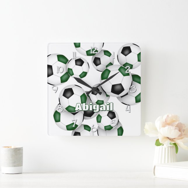 Name des Athleten auf grünen schwarzen Fußballbäll Quadratische Wanduhr (Zuhause)