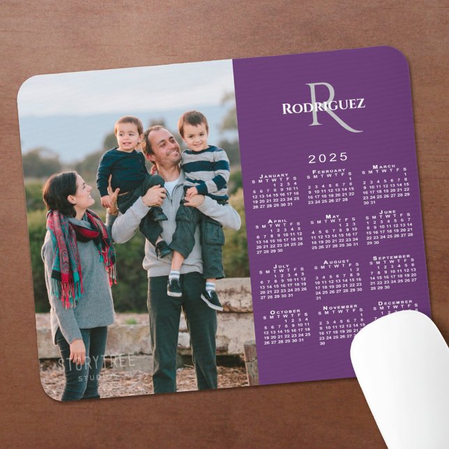 Name des benutzerdefinierten Fotos 2025 Kalender a Mousepad (2025 Calendar Custom Photo Monogram Name on Purple Mouse Pad in situ)